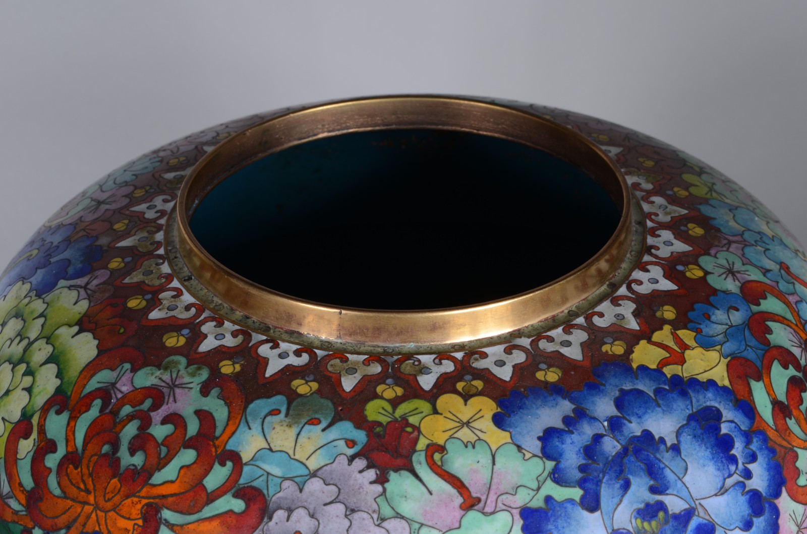 Potiche de cloisoné decorado com flores em policromia. - foto 5 de 5