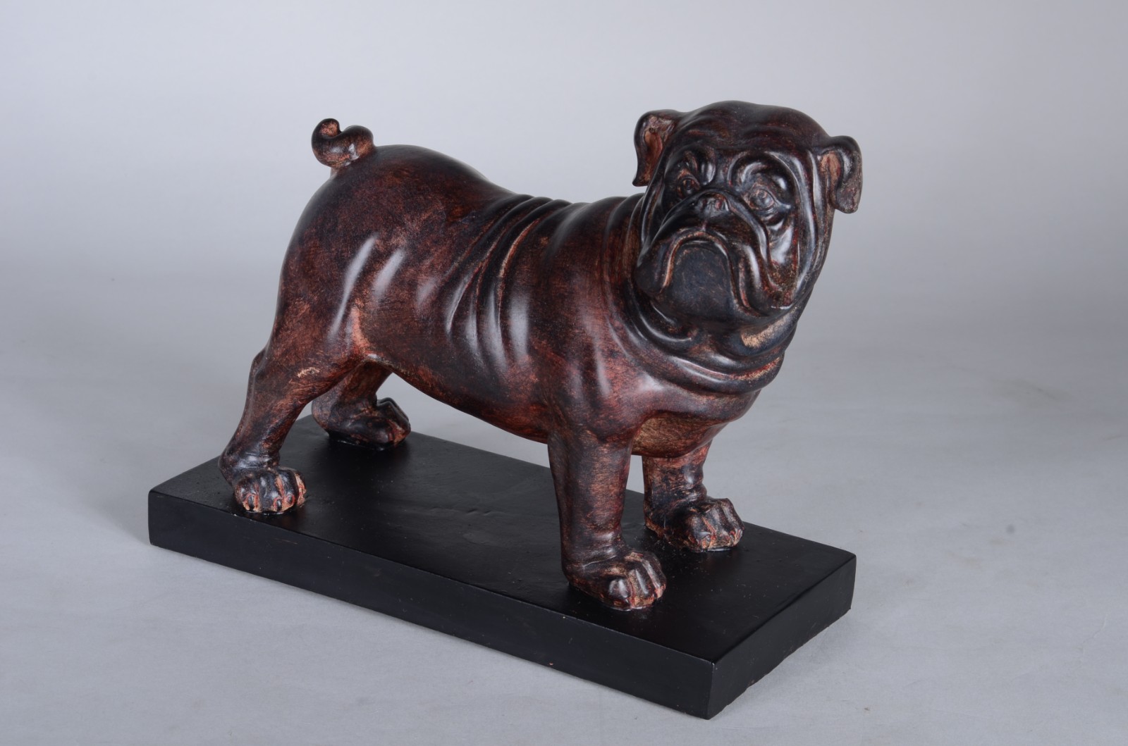 Escultura de resina representando cachorro Buldogue. - foto 1 de 7