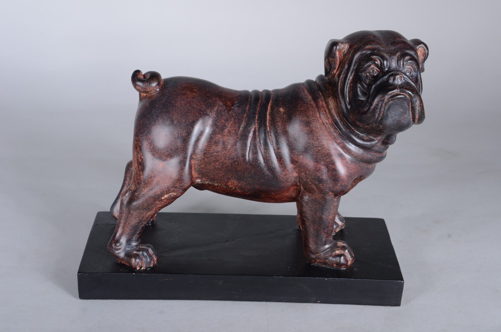Escultura de resina representando cachorro Buldogue. - foto 2 de 7