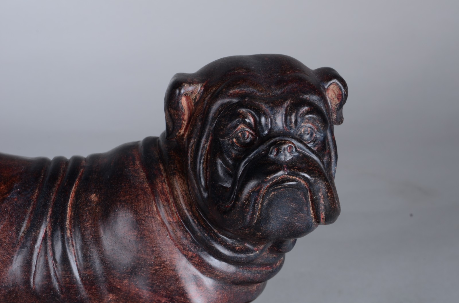 Escultura de resina representando cachorro Buldogue. - foto 3 de 7