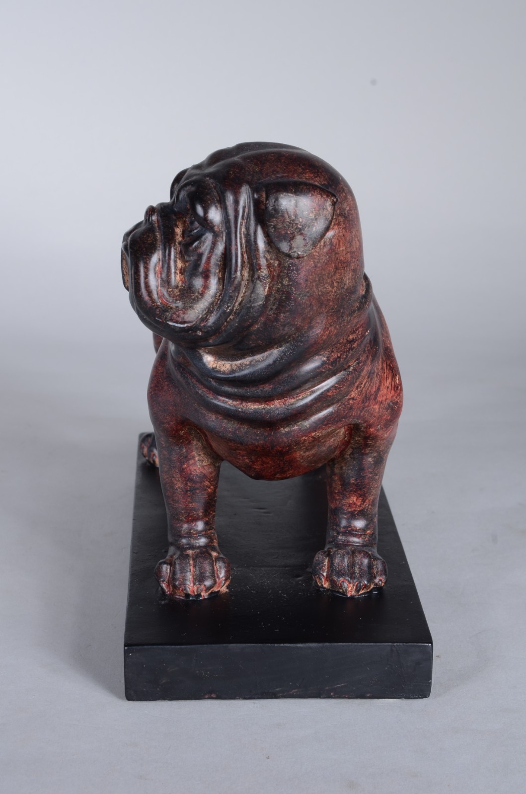 Escultura de resina representando cachorro Buldogue. - foto 4 de 7