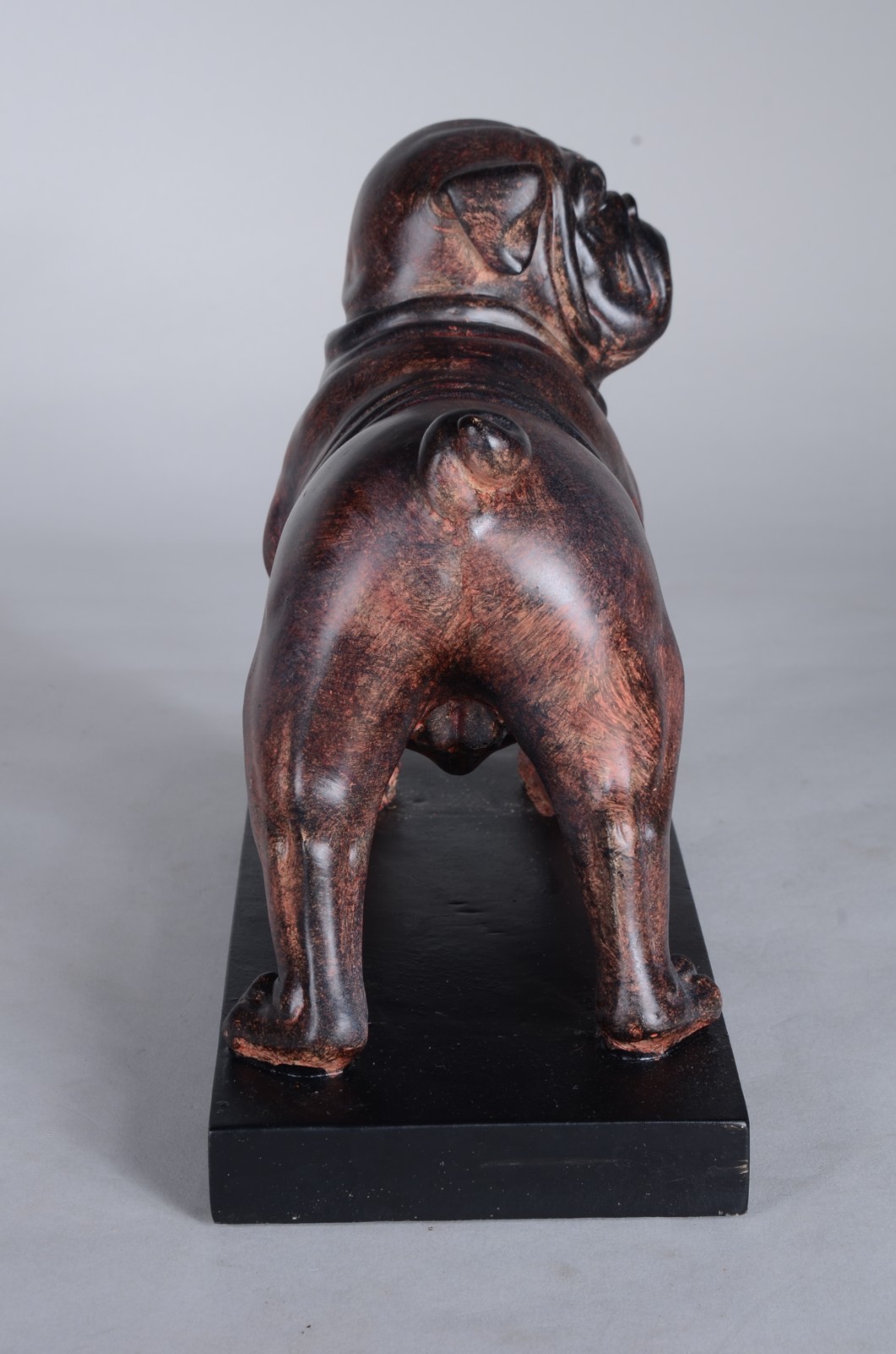 Escultura de resina representando cachorro Buldogue. - foto 6 de 7