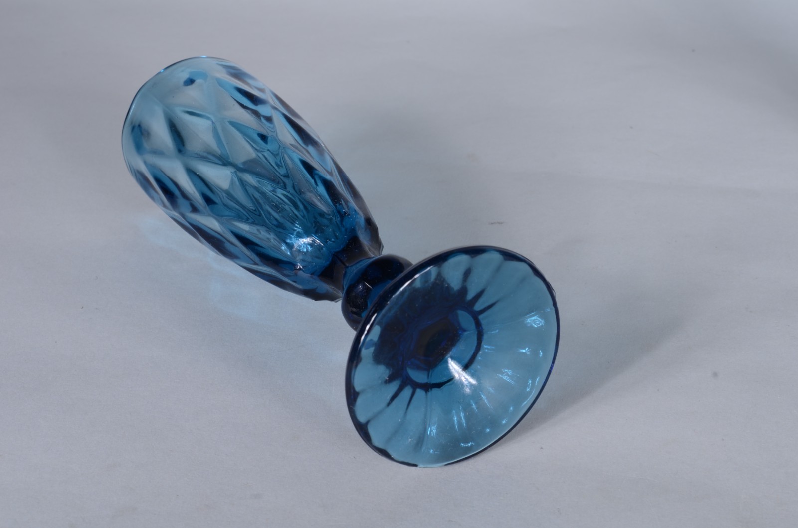 Seis flutes para champagne de vidro trabalhado em relevo na cor azul. - foto 5 de 5