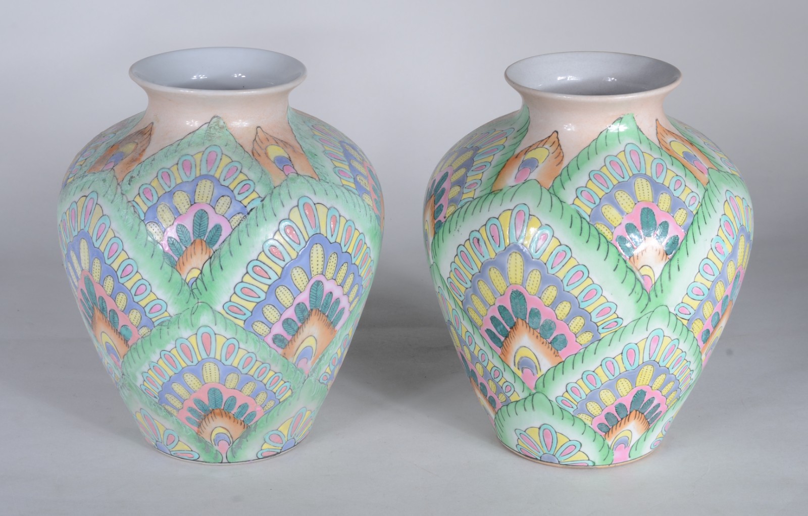 Par de vasos de porcelana com flores em policromia. - foto 1 de 5