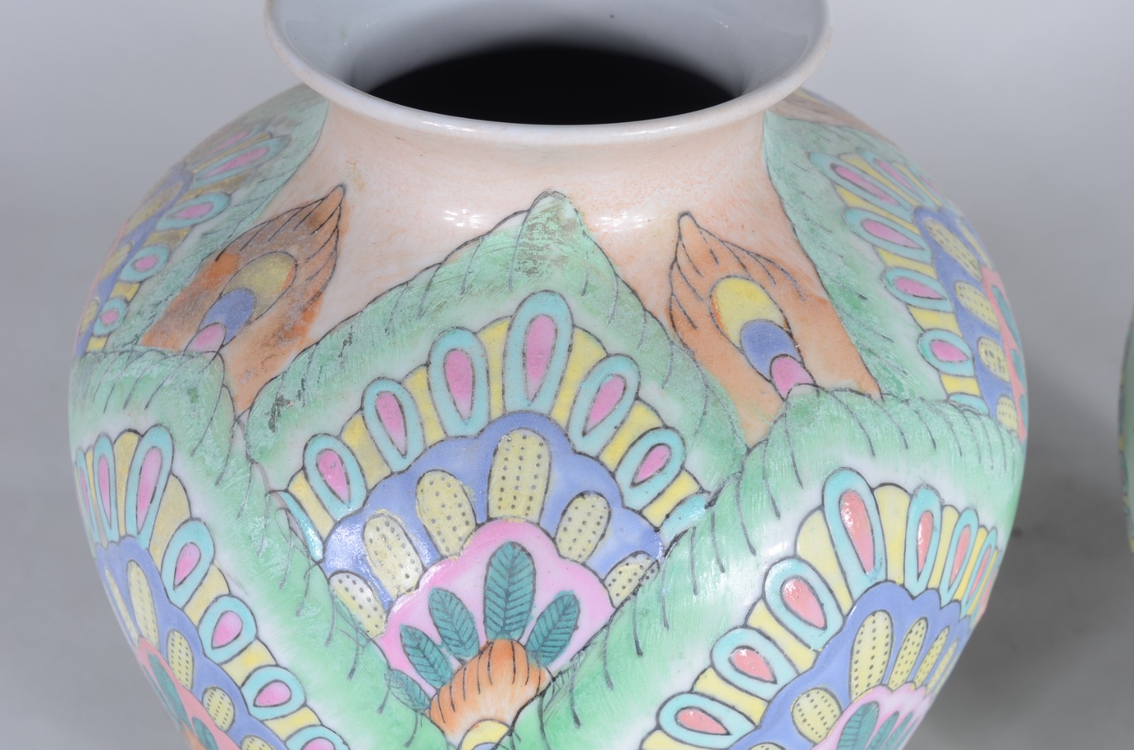 Par de vasos de porcelana com flores em policromia. - foto 2 de 5