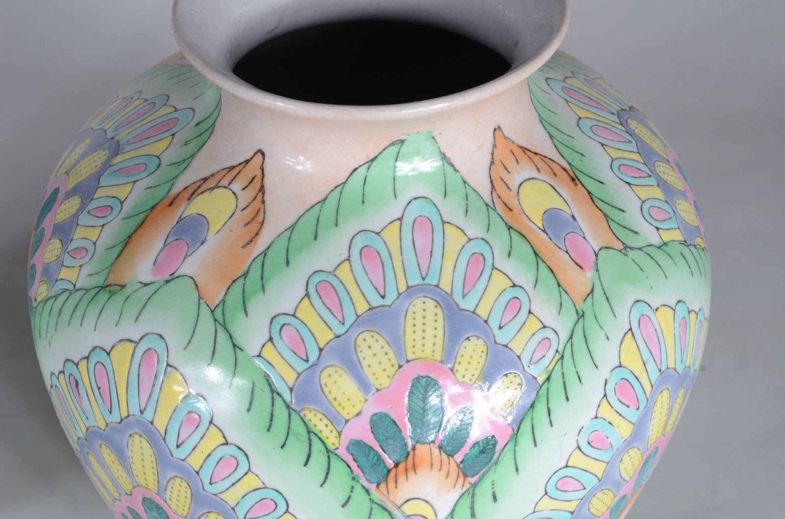 Par de vasos de porcelana com flores em policromia. - foto 3 de 5
