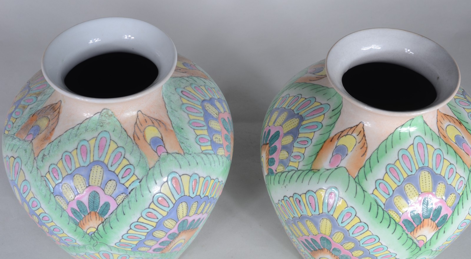Par de vasos de porcelana com flores em policromia. - foto 4 de 5
