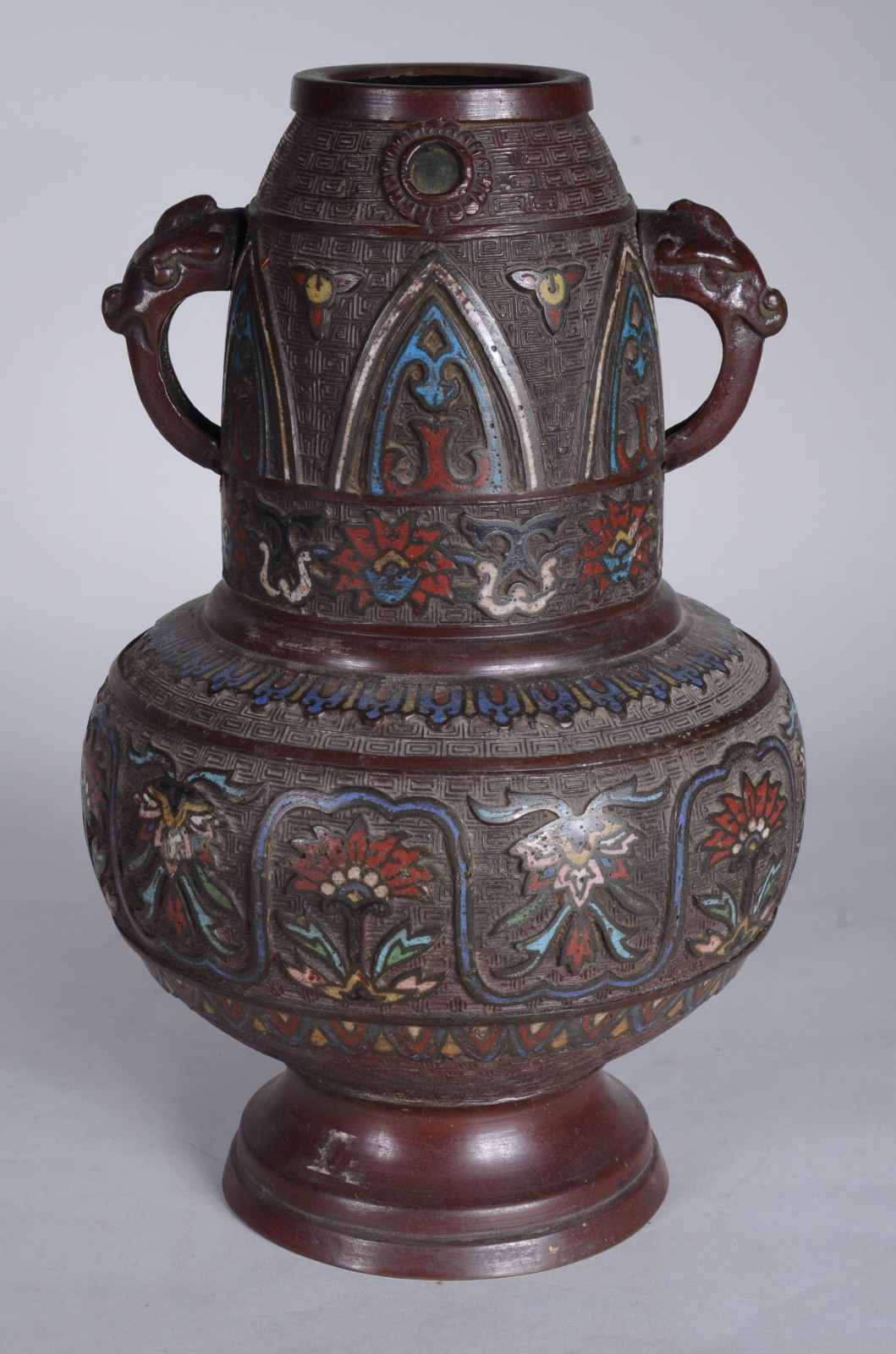 Ânfora oriental de cloisoné com alças laterais na forma de animais... - foto 1 de 7
