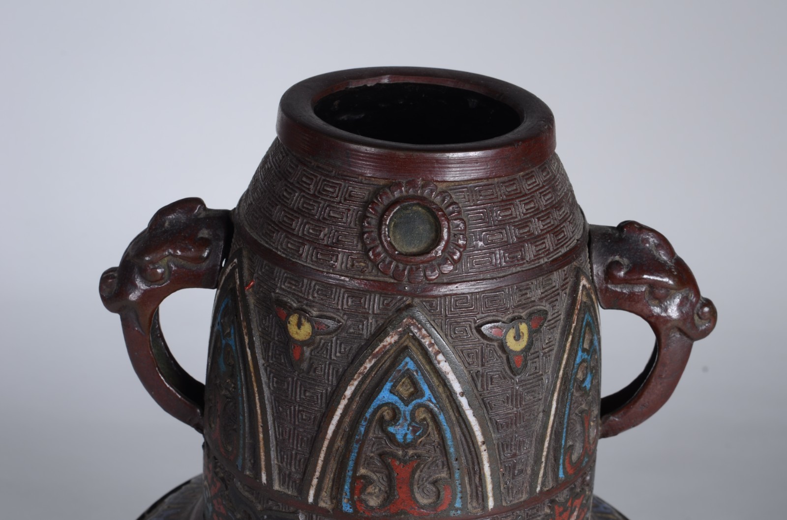 Ânfora oriental de cloisoné com alças laterais na forma de animais... - foto 3 de 7