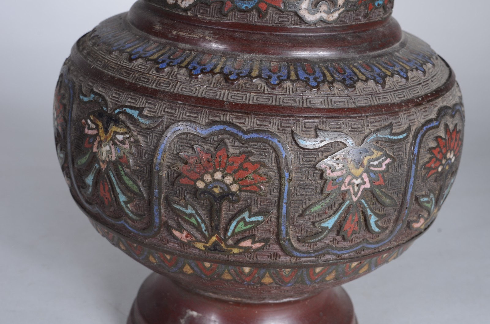 Ânfora oriental de cloisoné com alças laterais na forma de animais... - foto 4 de 7