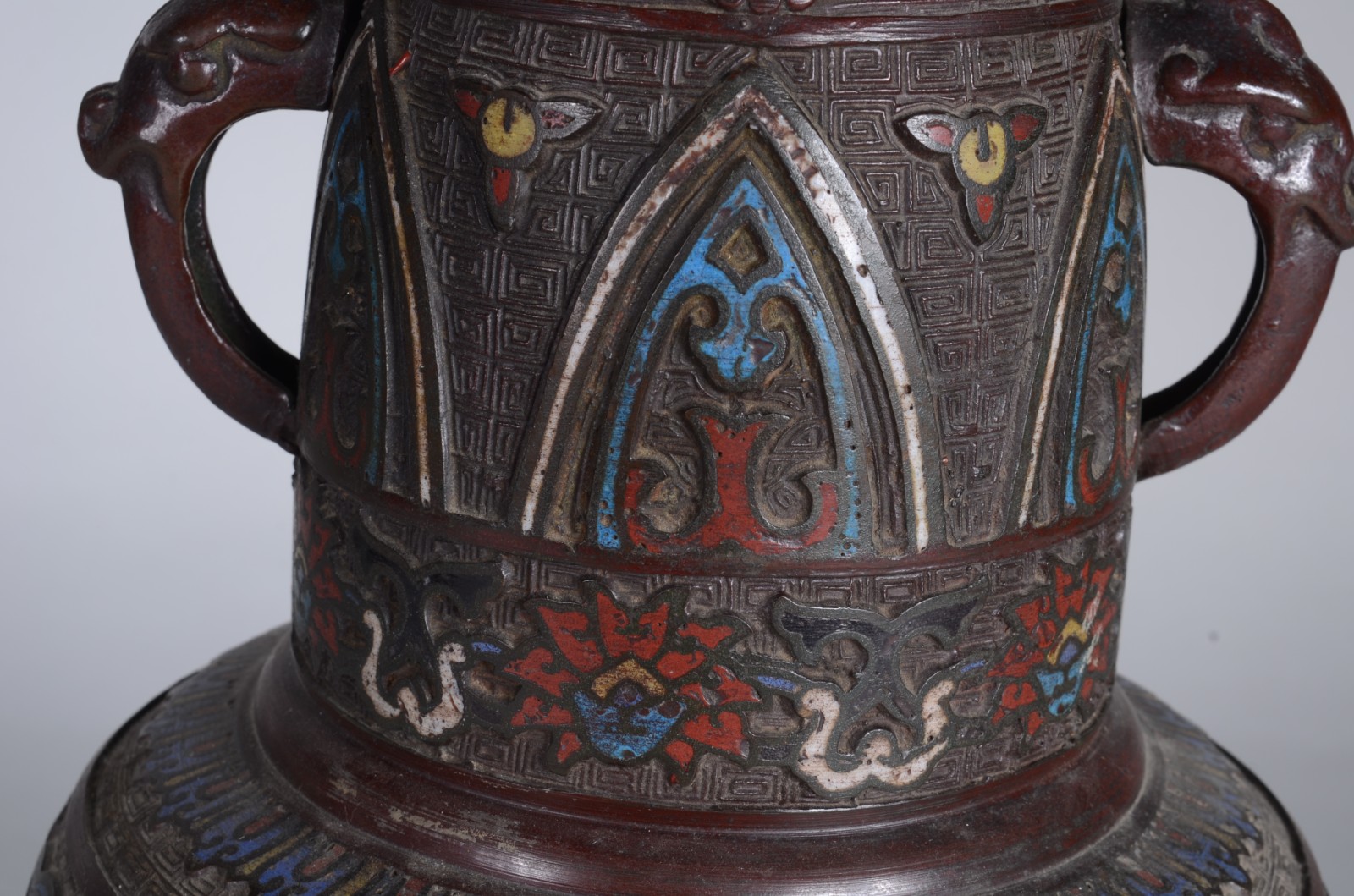 Ânfora oriental de cloisoné com alças laterais na forma de animais... - foto 5 de 7