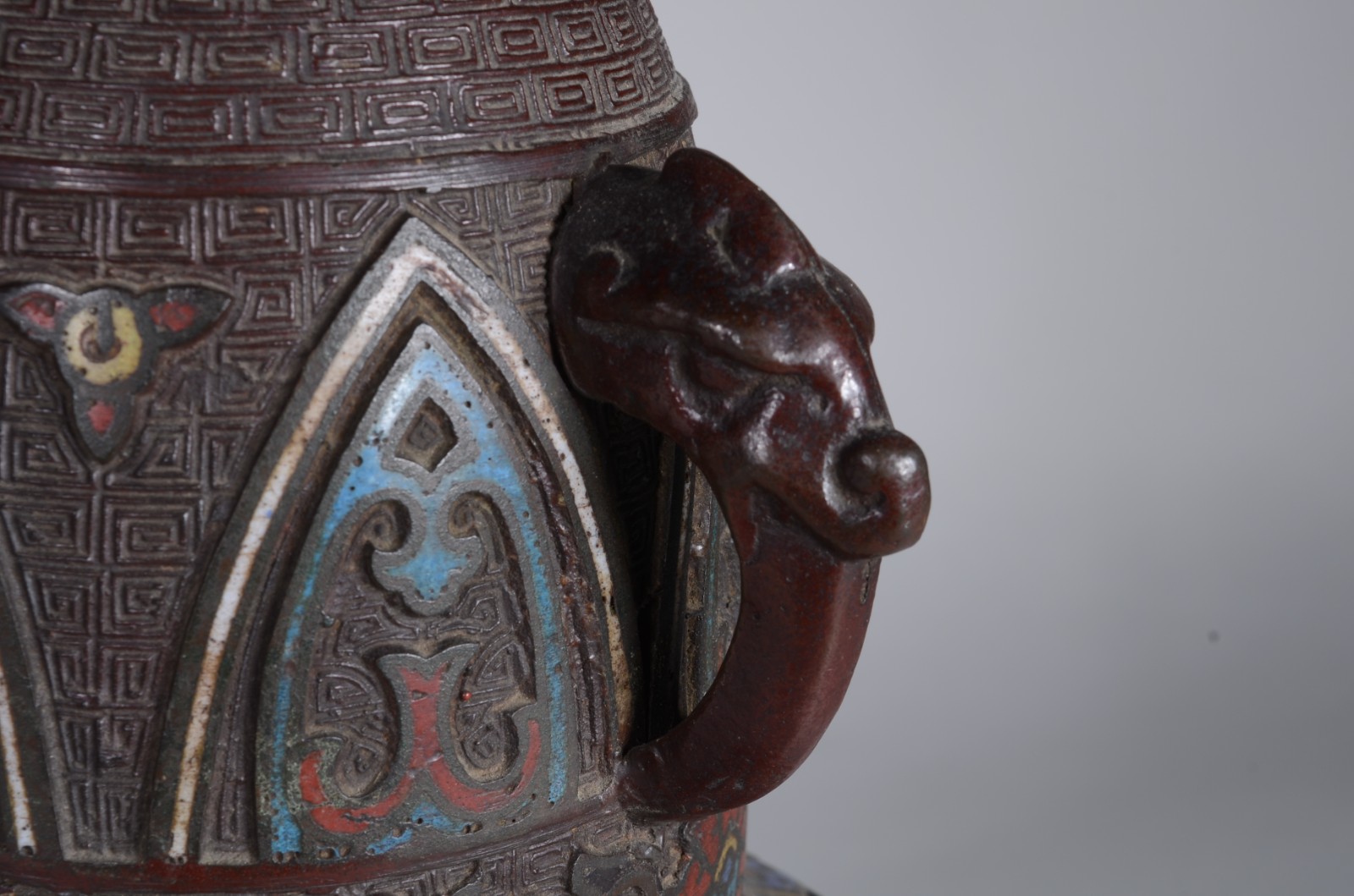 Ânfora oriental de cloisoné com alças laterais na forma de animais... - foto 6 de 7