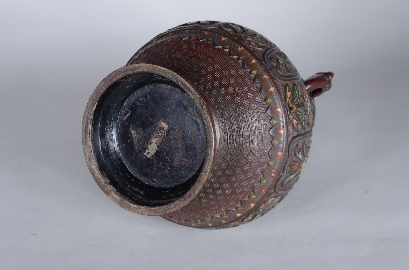 Ânfora oriental de cloisoné com alças laterais na forma de animais... - foto 7 de 7