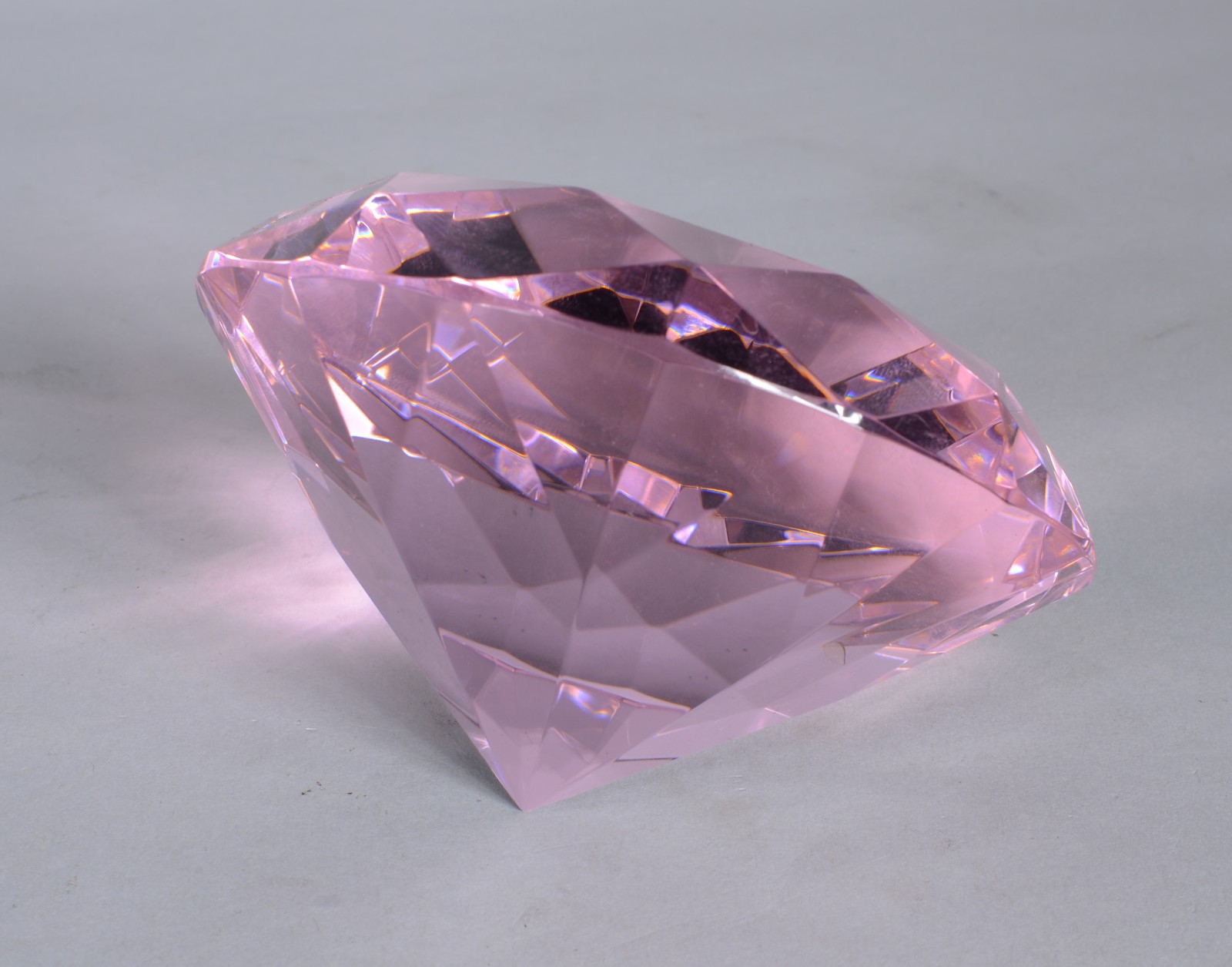 Enfeite de cristal na forma de "diamante rosa", no estojo. - foto 1 de 6