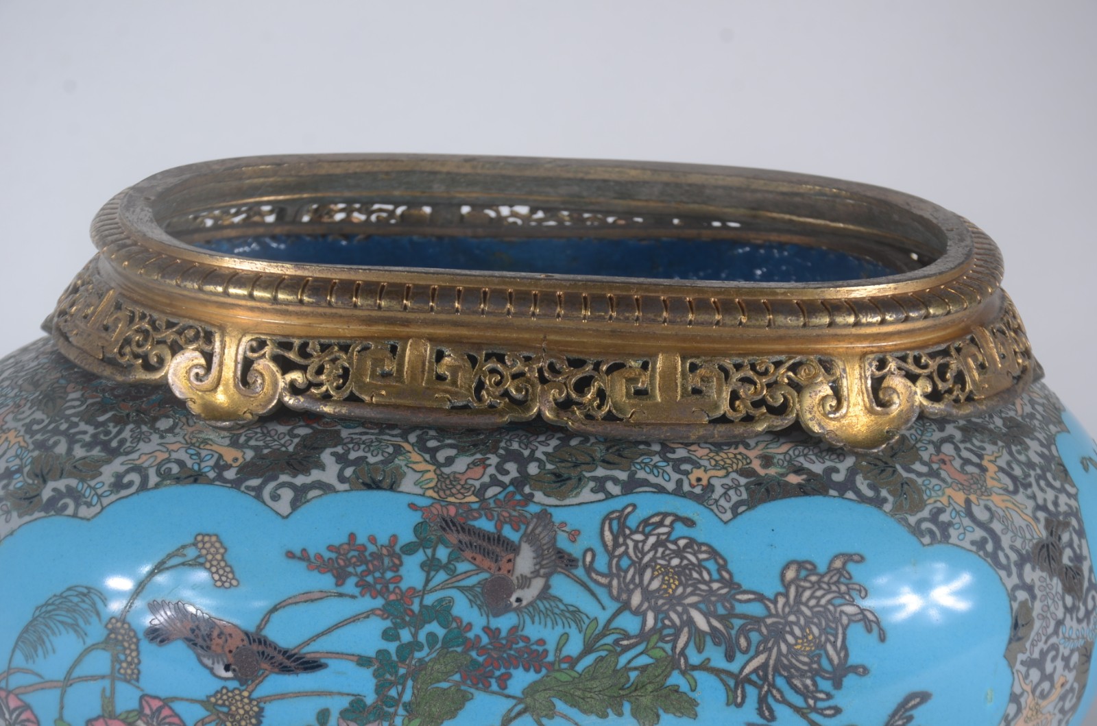 Belíssimo e antigo cachepot de cloisoné oriental, fundo azul com... - foto 5 de 8