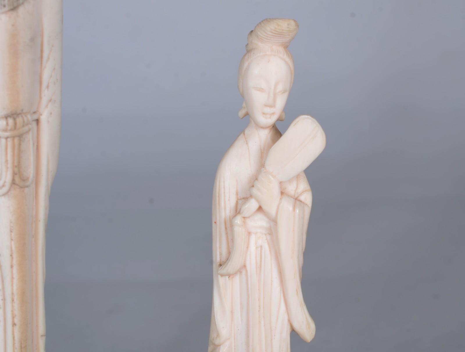 Duas estatuetas de marfim representando sábio e gueixa com bases de... - foto 4 de 5