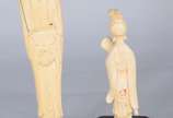 Duas estatuetas de marfim representando sábio e... - Duas estatuetas de marfim representando sábio e gueixa com bases de madeira.