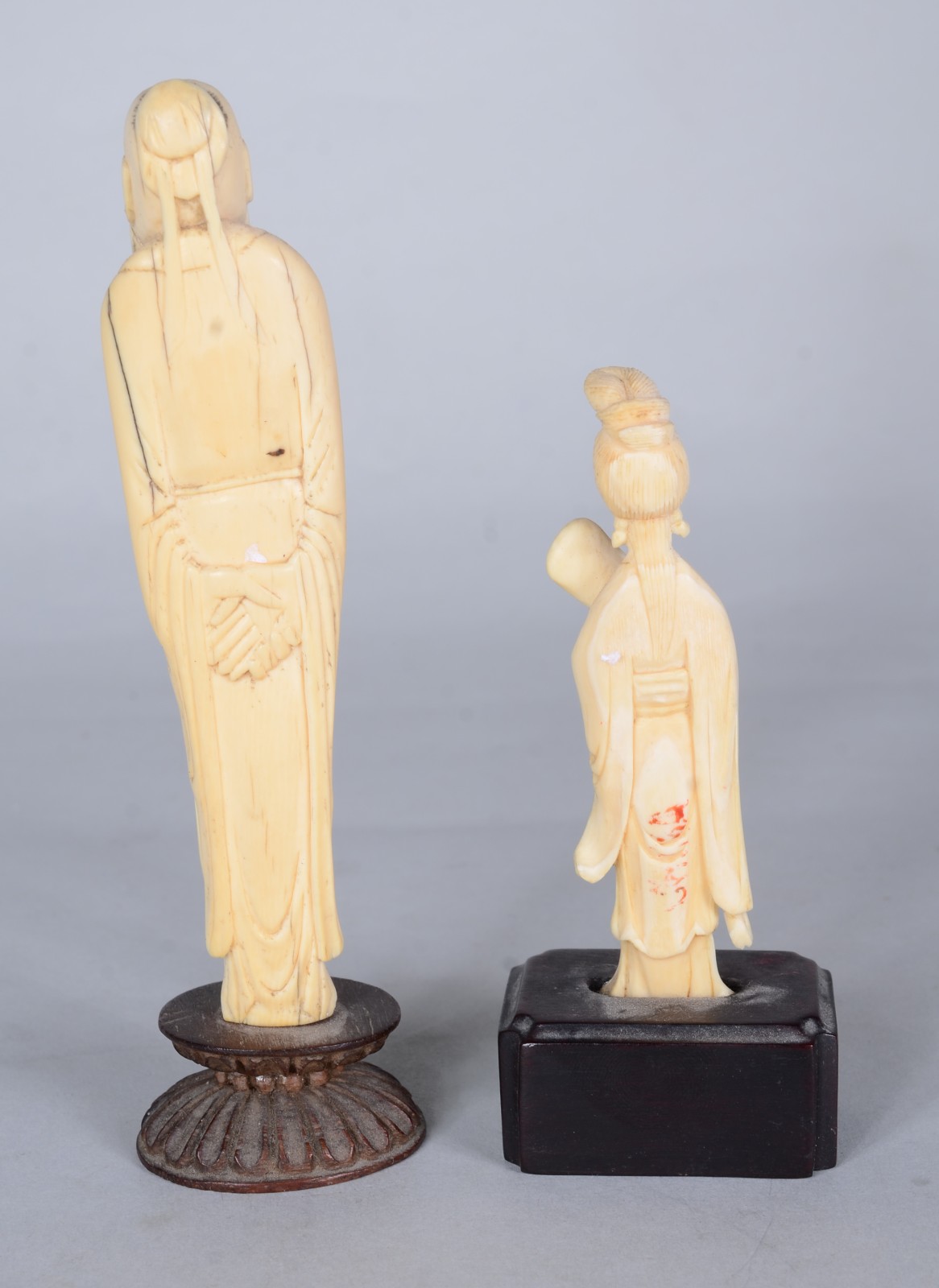 Duas estatuetas de marfim representando sábio e gueixa com bases de... - foto 3 de 5