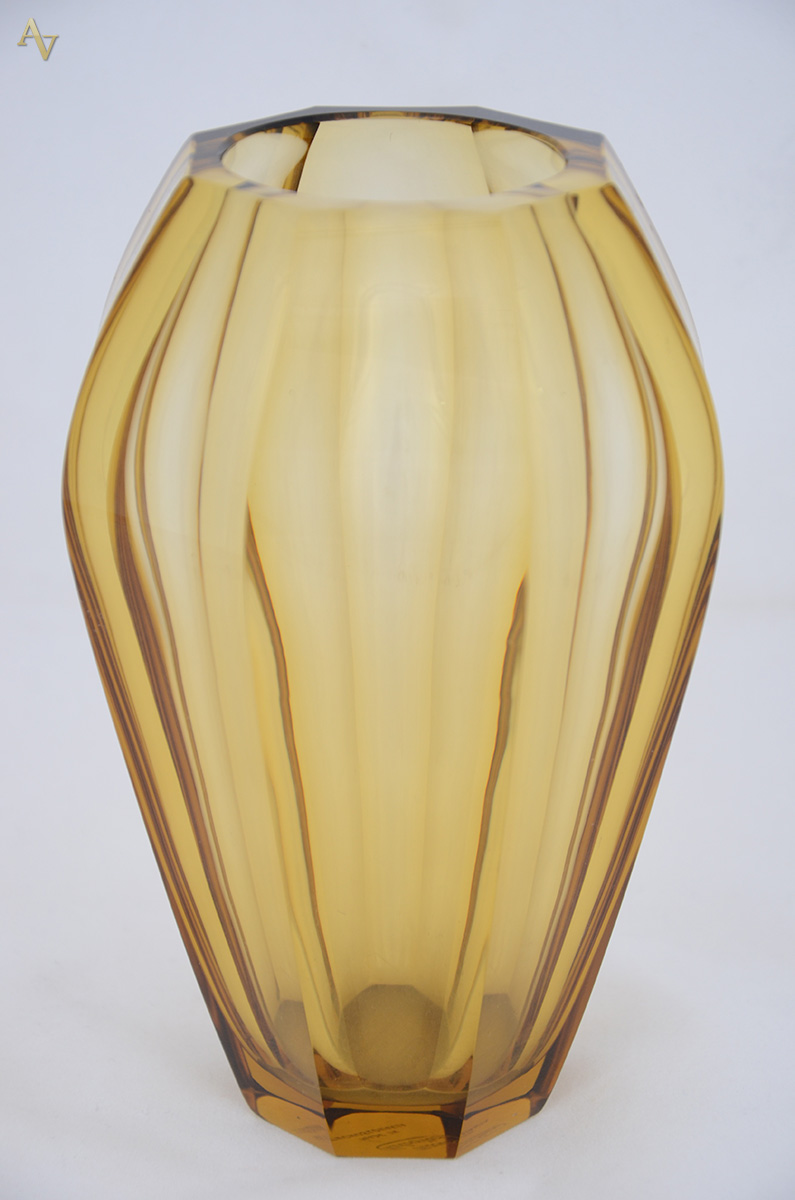 Vaso de cristal tcheco Moser na cor amarelo, marcado na base. Altura...