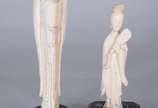 Duas estatuetas de marfim representando sábio e... - Duas estatuetas de marfim representando sábio e gueixa com bases de madeira.