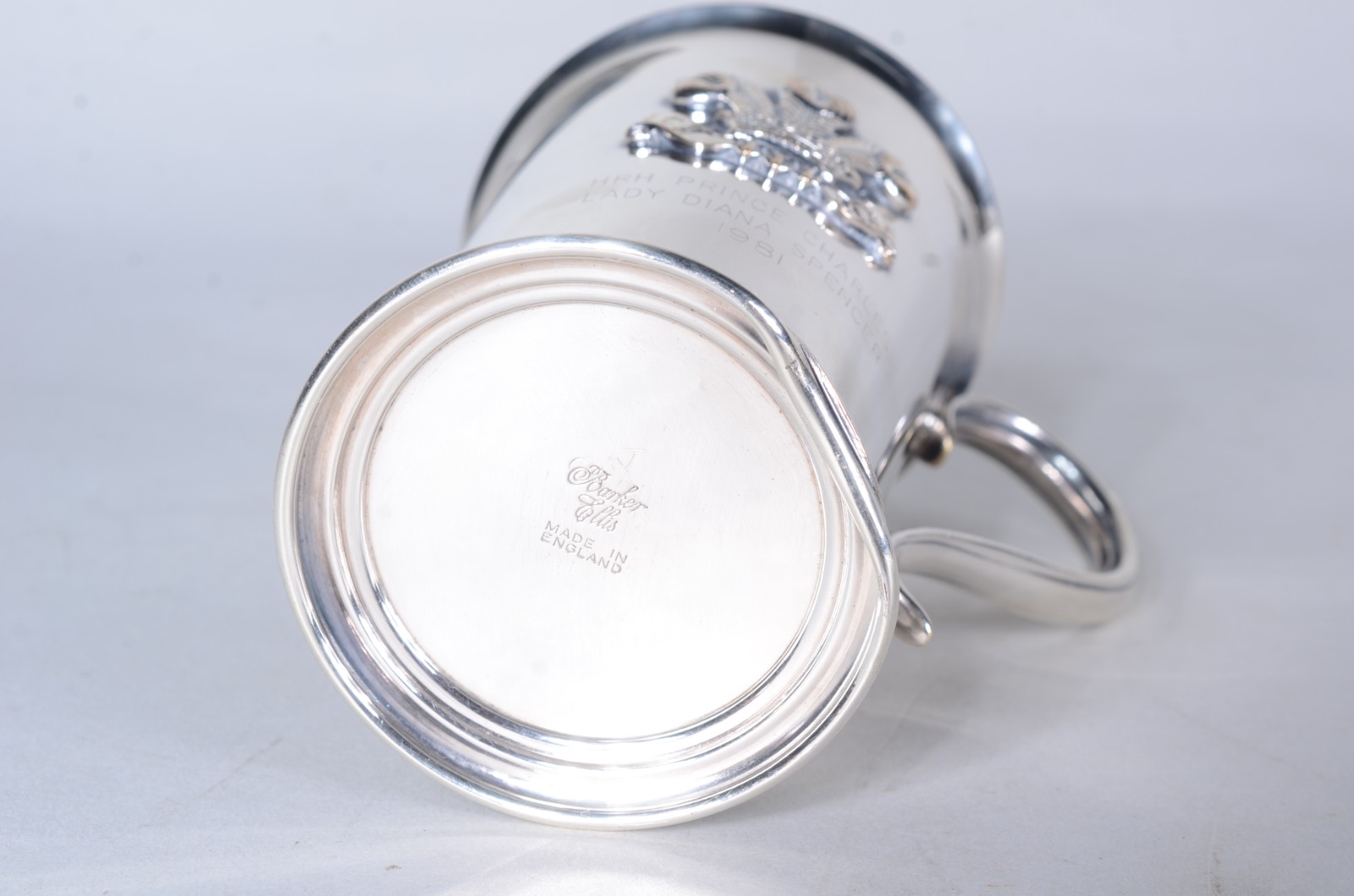 Caneca de metal inglês com inscrição de "HRH Prince Charles e Lady... - foto 6 de 8