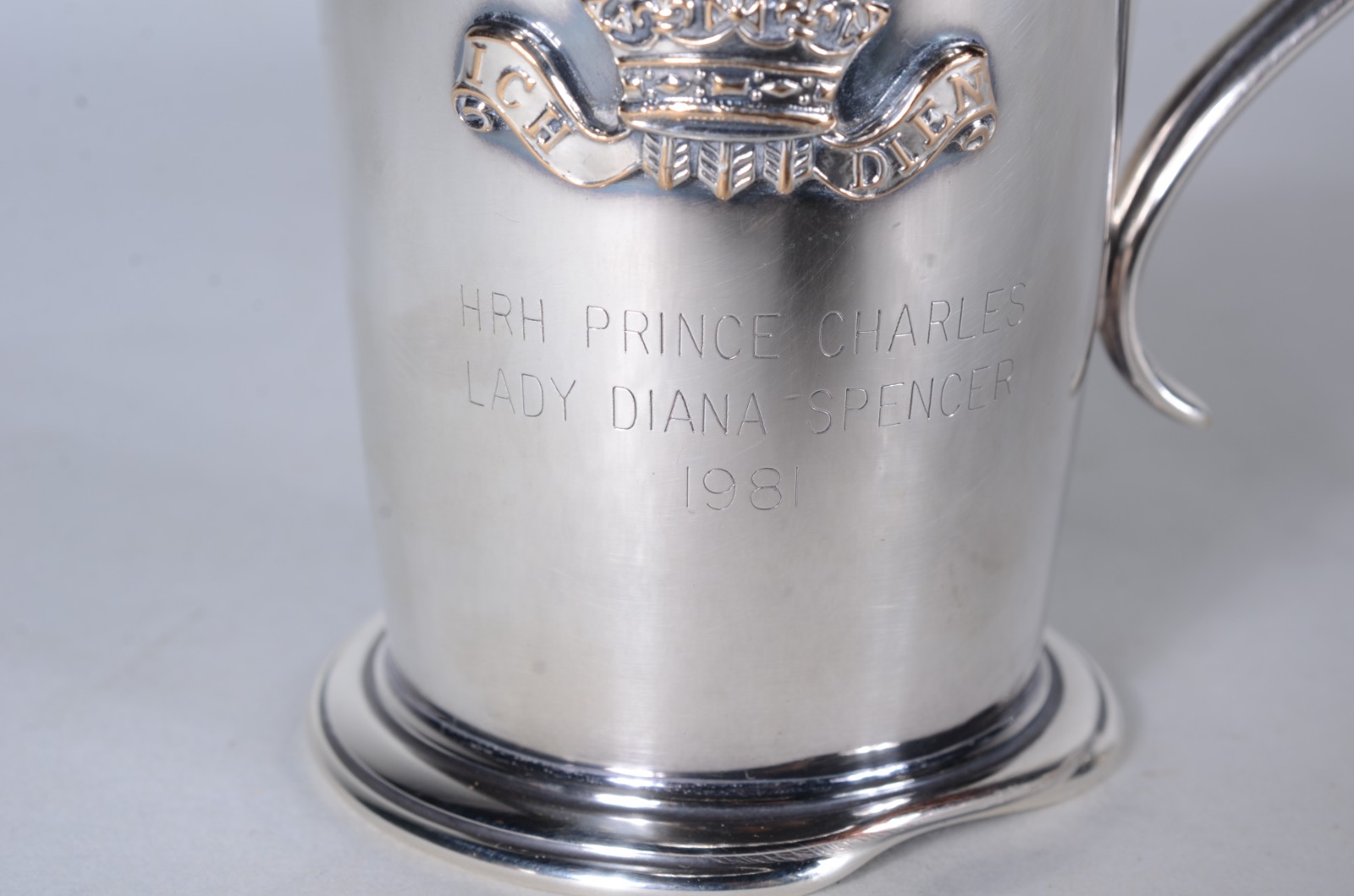 Caneca de metal inglês com inscrição de "HRH Prince Charles e Lady... - foto 3 de 8