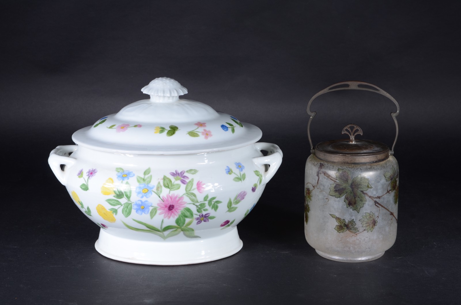 Duas peças, sendo: sopeira de porcelana com flores policromada e... - foto 1 de 9