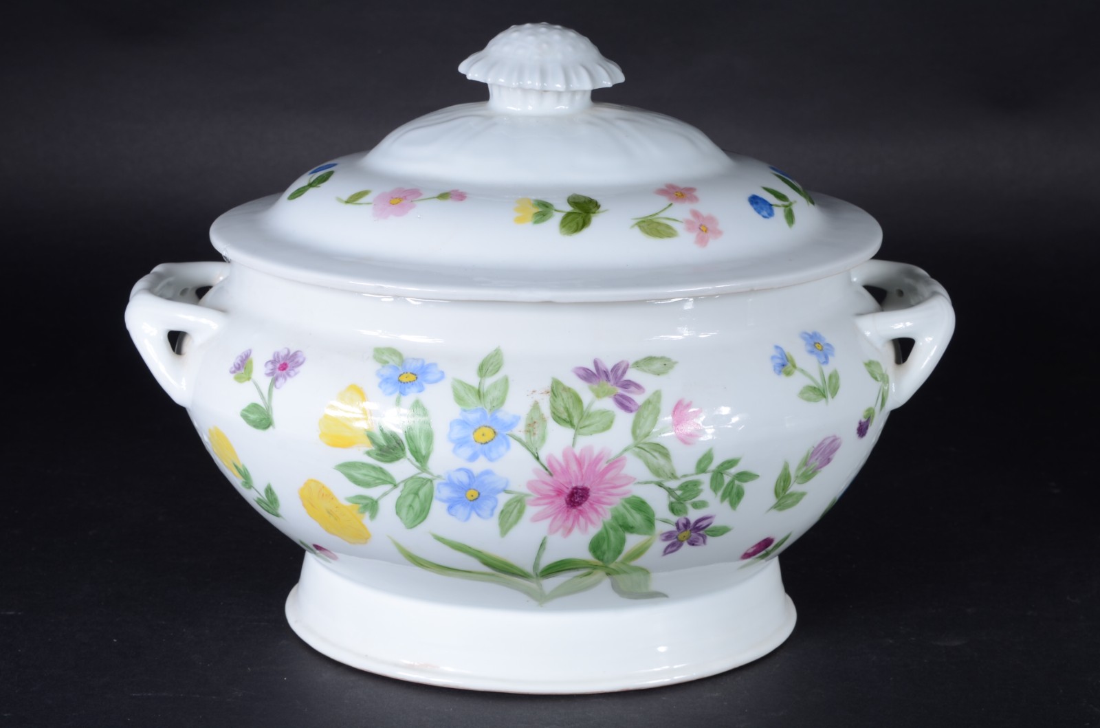 Duas peças, sendo: sopeira de porcelana com flores policromada e... - foto 2 de 9