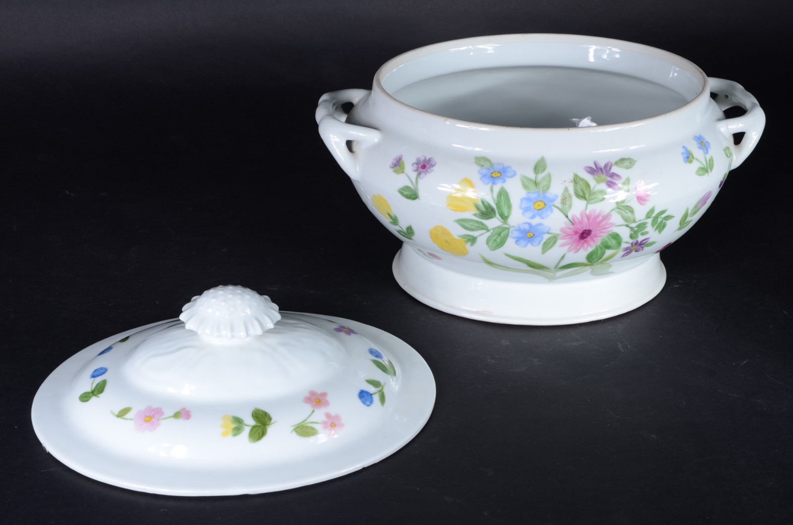 Duas peças, sendo: sopeira de porcelana com flores policromada e... - foto 4 de 9