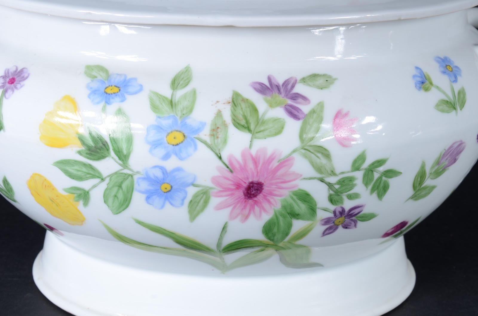 Duas peças, sendo: sopeira de porcelana com flores policromada e... - foto 6 de 9