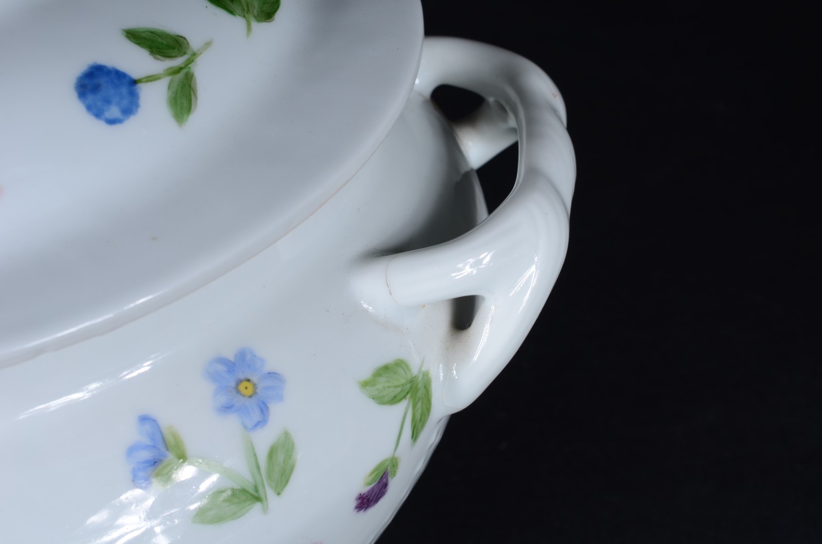 Duas peças, sendo: sopeira de porcelana com flores policromada e... - foto 8 de 9