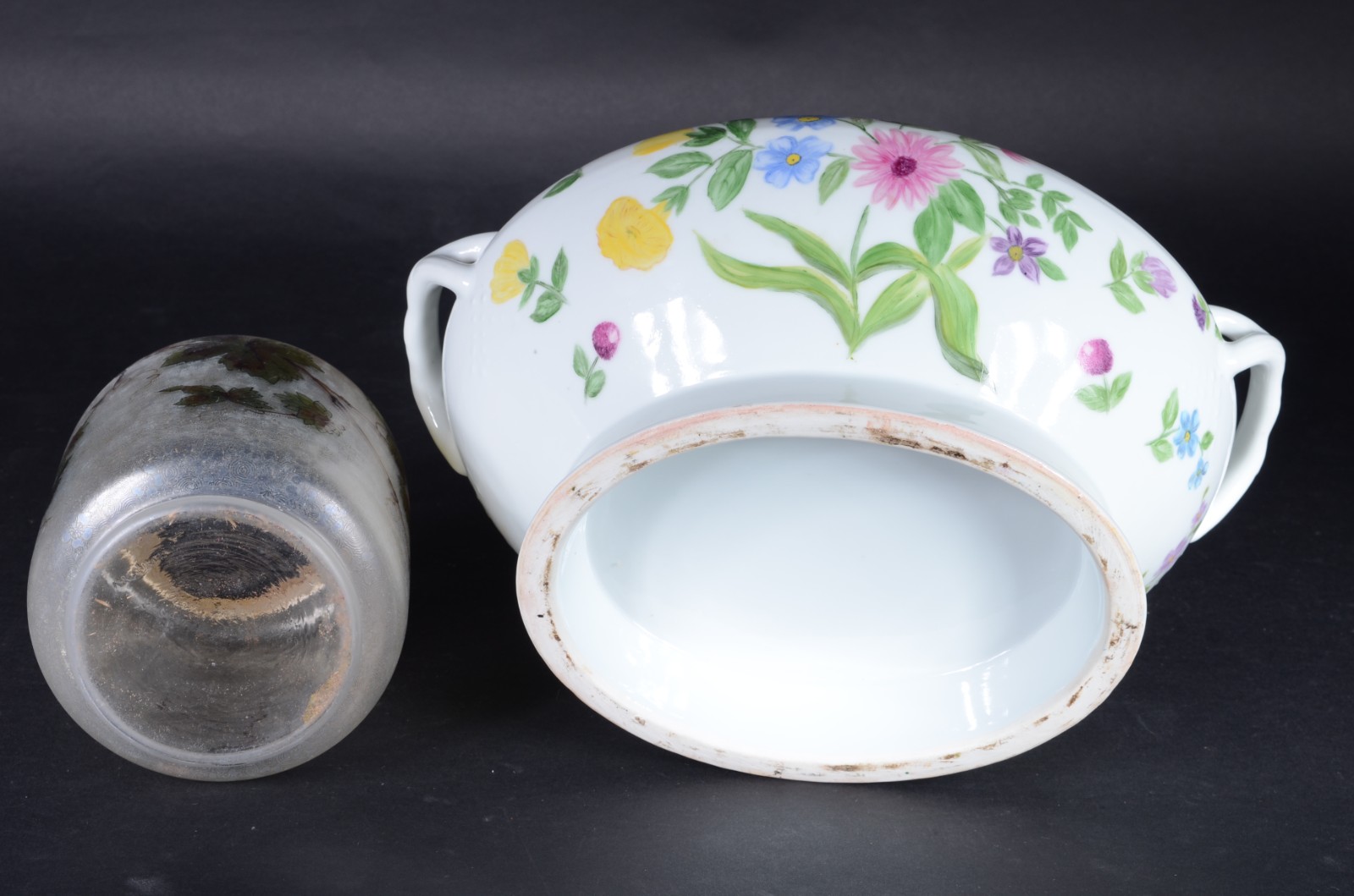 Duas peças, sendo: sopeira de porcelana com flores policromada e... - foto 9 de 9