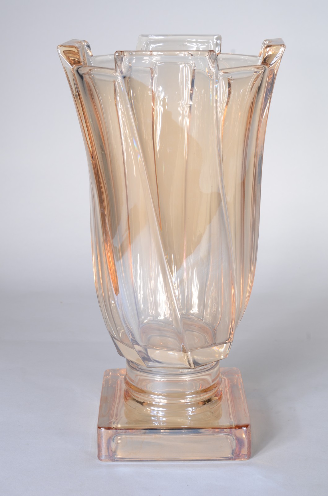 Vaso de vidro decorativo trabalhado na cor âmbar. - foto 1 de 4