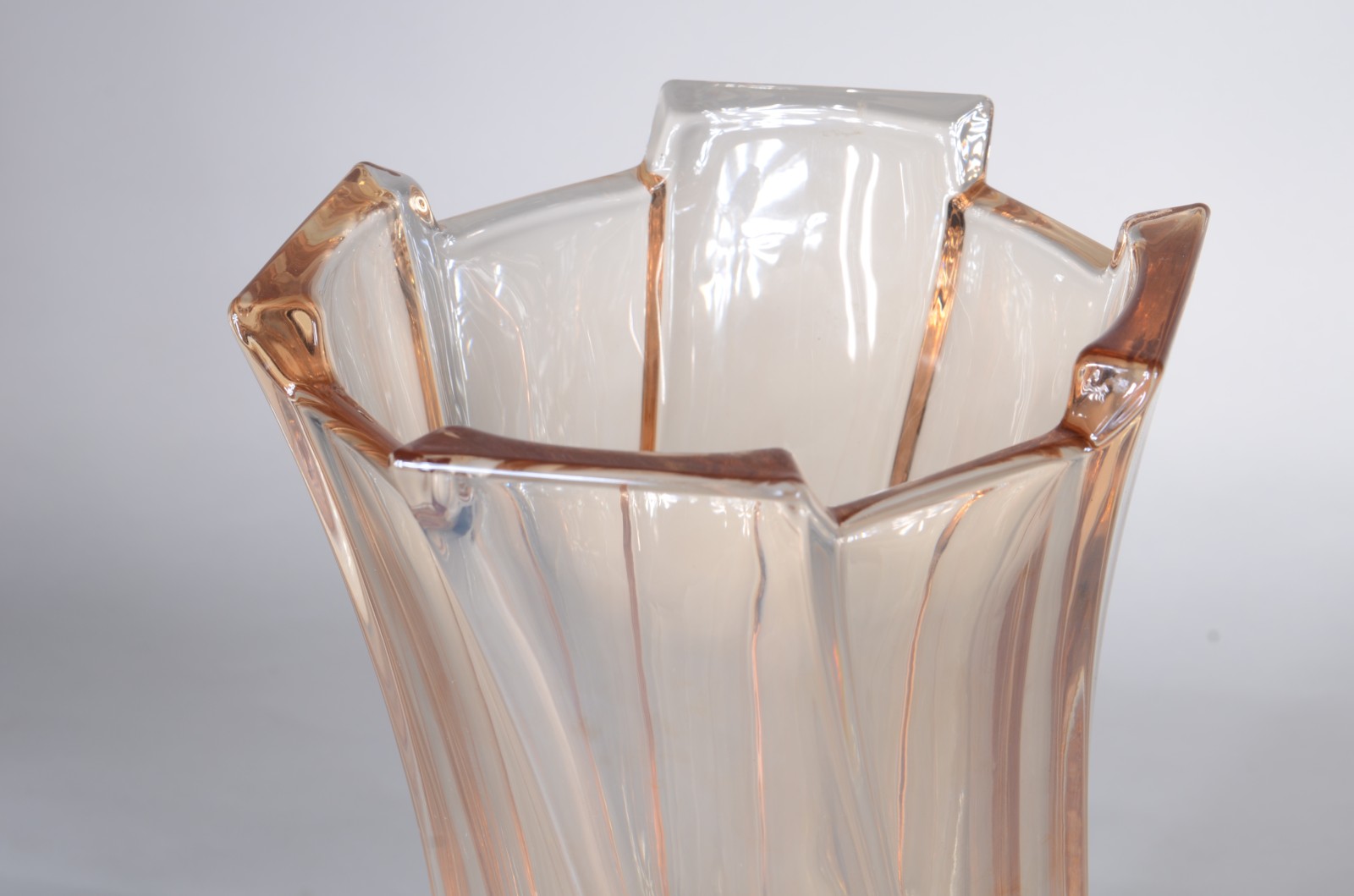 Vaso de vidro decorativo trabalhado na cor âmbar. - foto 2 de 4