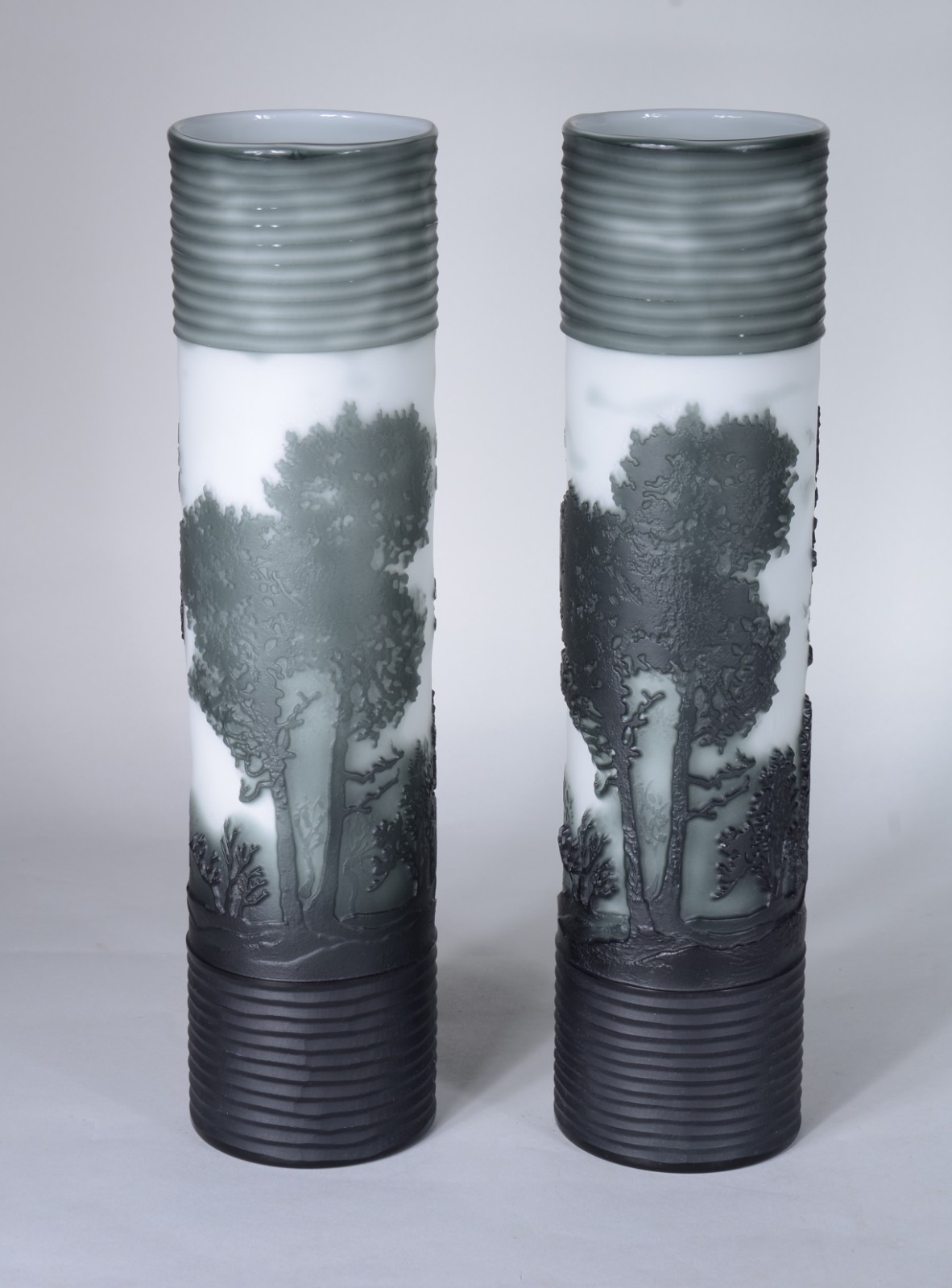 Par de vasos de vidro fosco com paisagens em tons de verde escuro. - foto 1 de 5