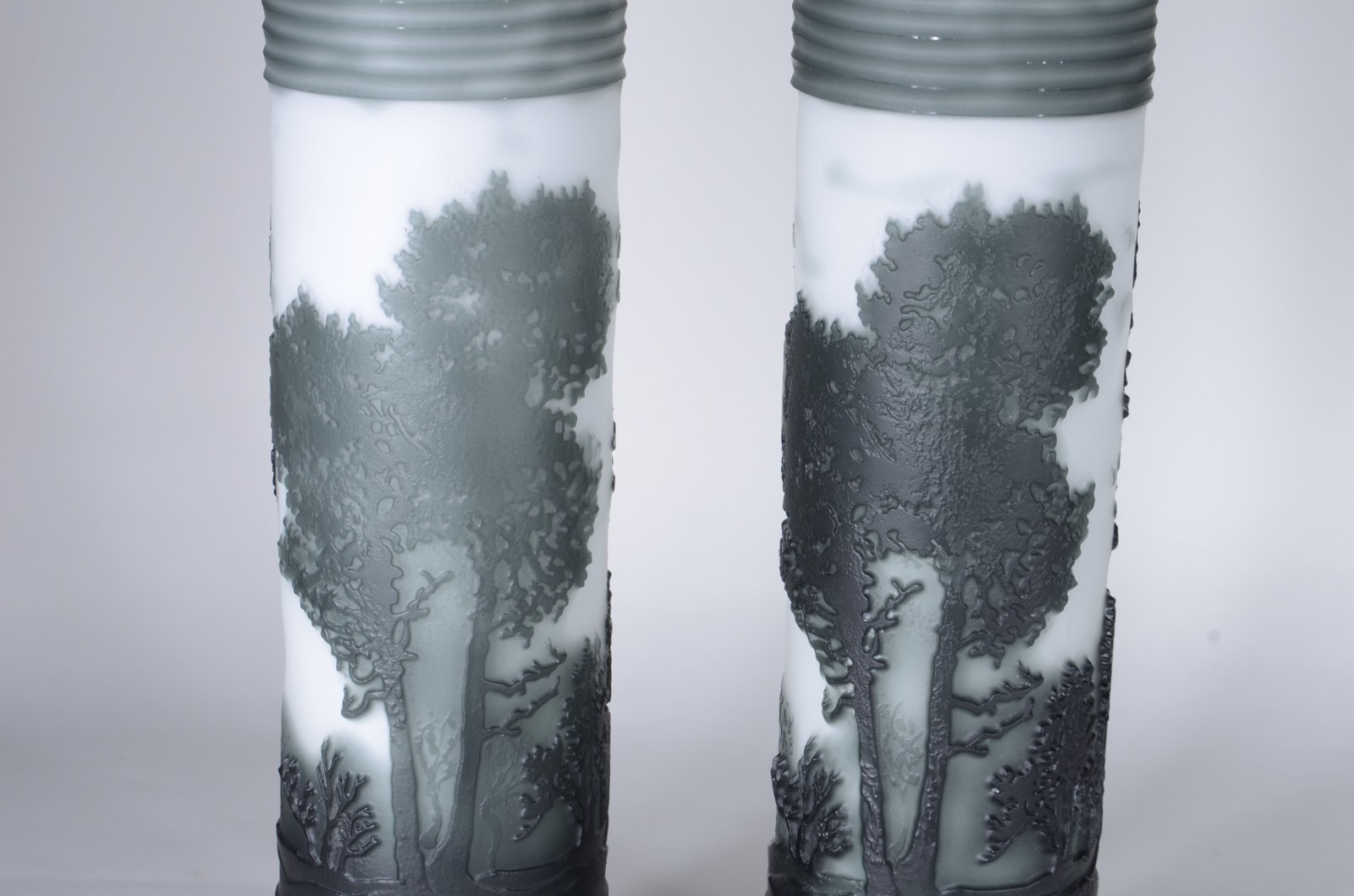 Par de vasos de vidro fosco com paisagens em tons de verde escuro. - foto 2 de 5