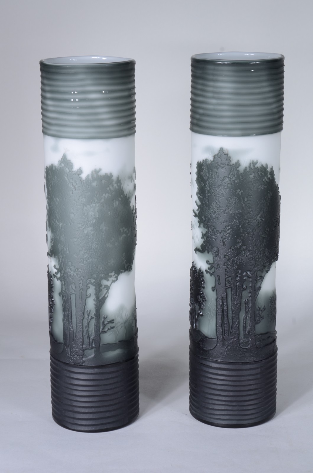 Par de vasos de vidro fosco com paisagens em tons de verde escuro. - foto 3 de 5