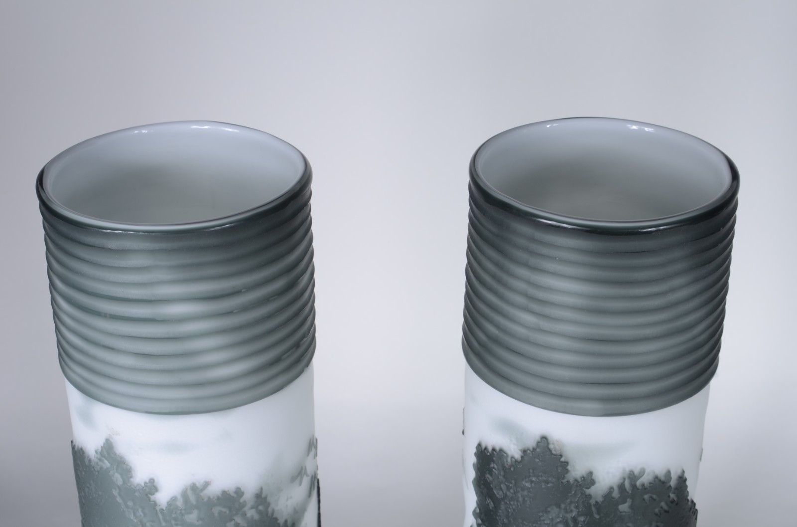 Par de vasos de vidro fosco com paisagens em tons de verde escuro. - foto 4 de 5