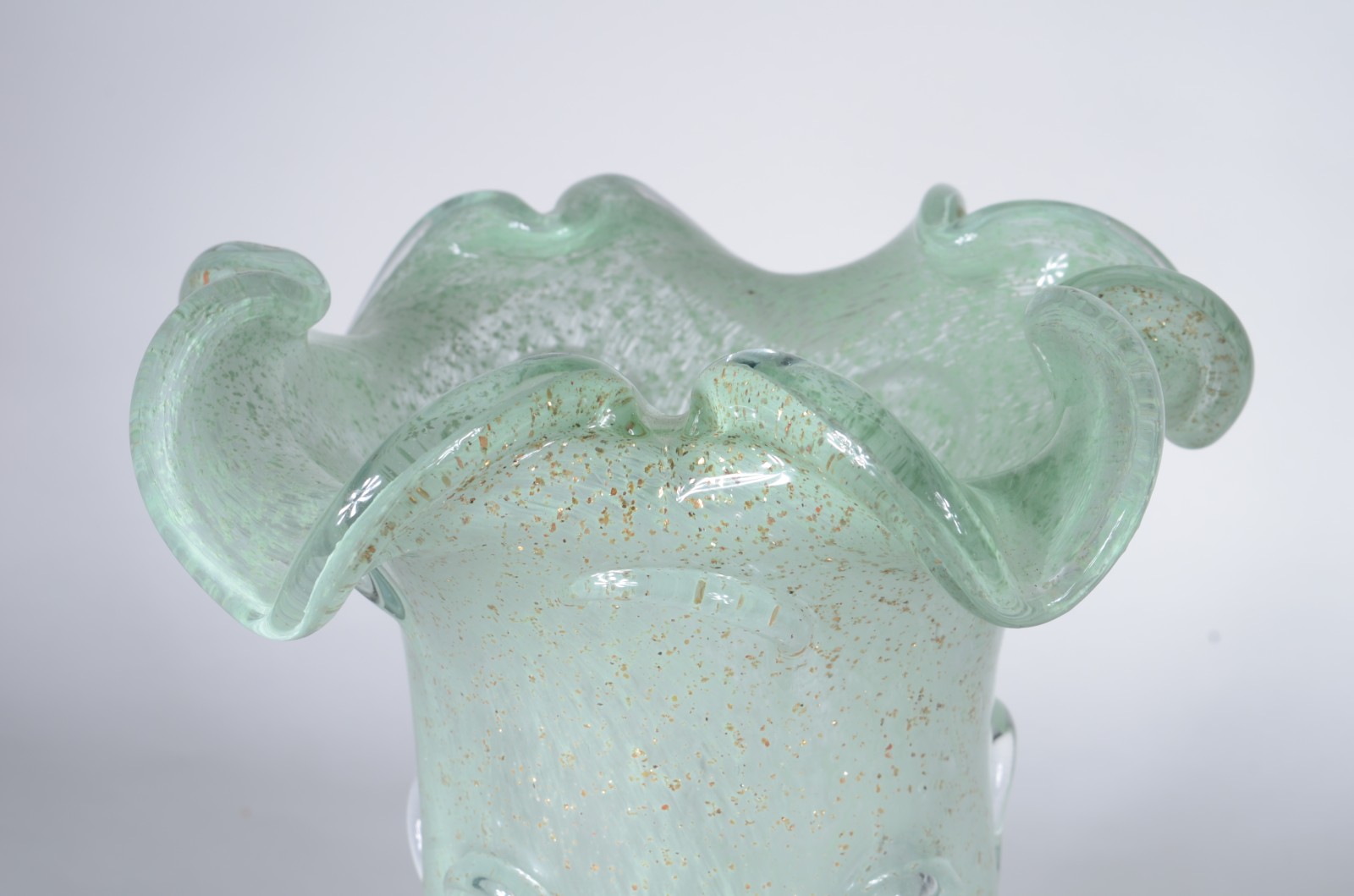 Vaso de vidro decorativo na cor verde com pó de ouro, borda feitio... - foto 3 de 4