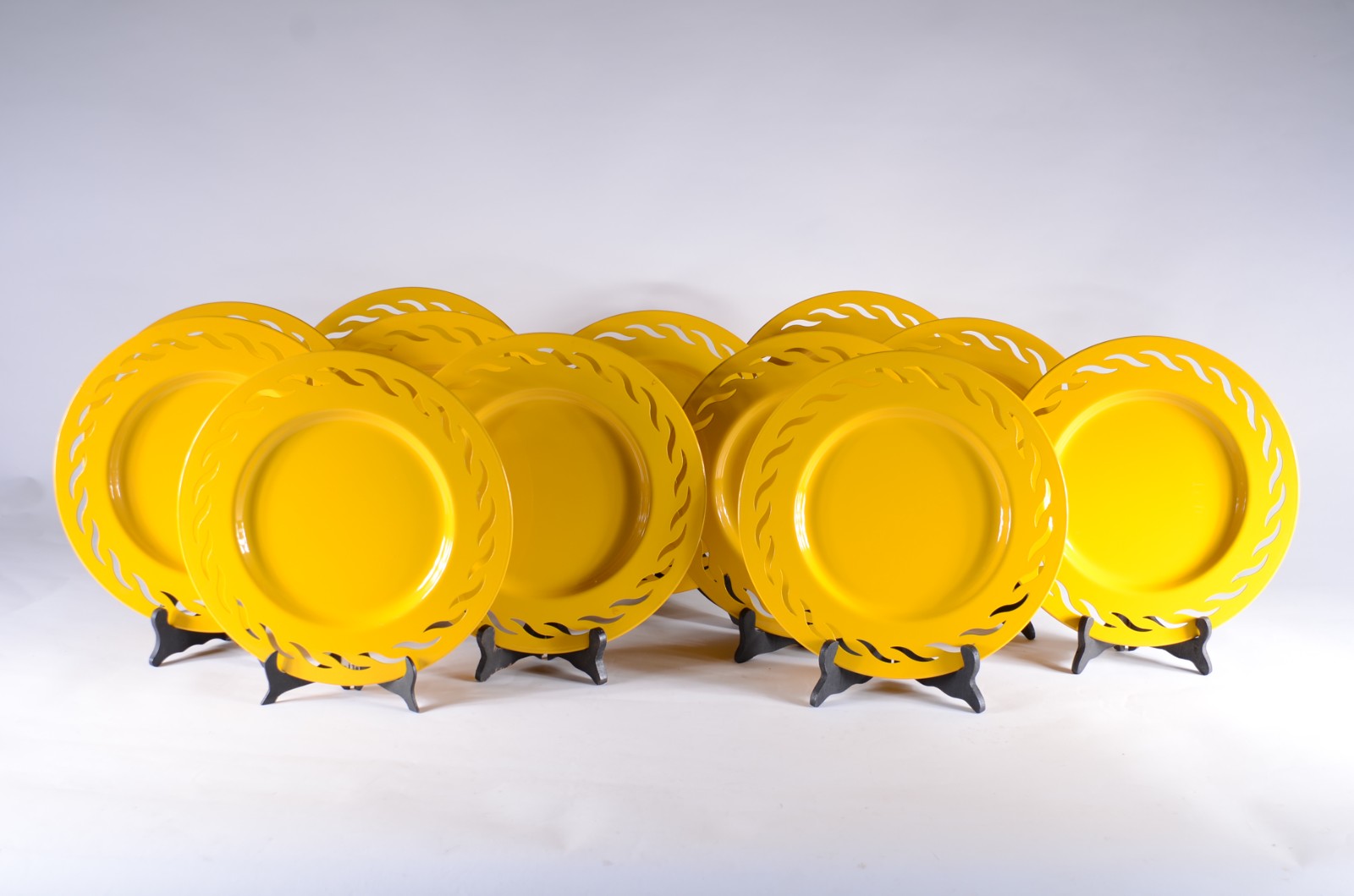 Conjunto com 12 souplats de metal pintados de amarelo, bordas com... - foto 3 de 7