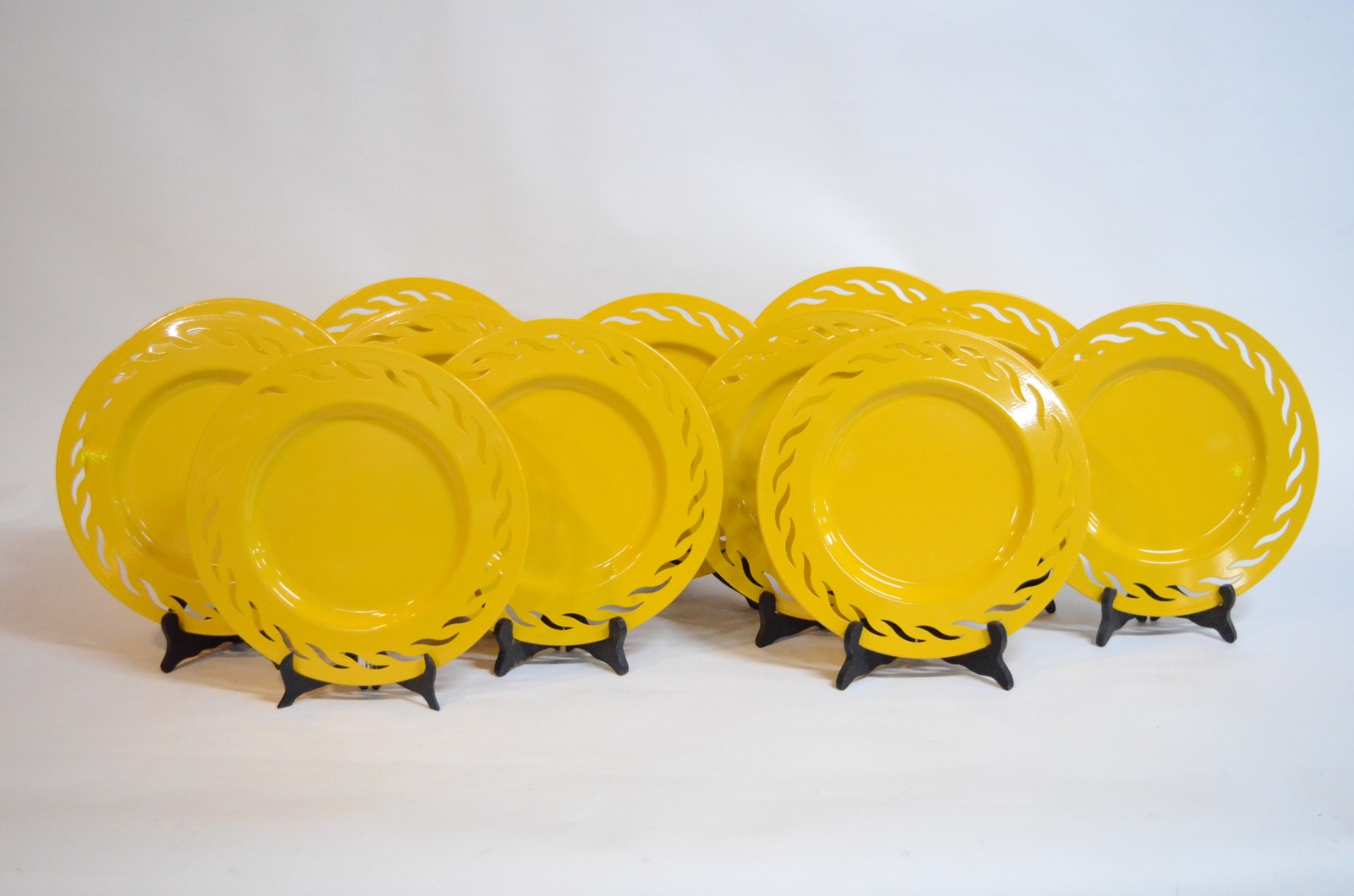 Conjunto com 12 souplats de metal pintados de amarelo, bordas com... - foto 1 de 7