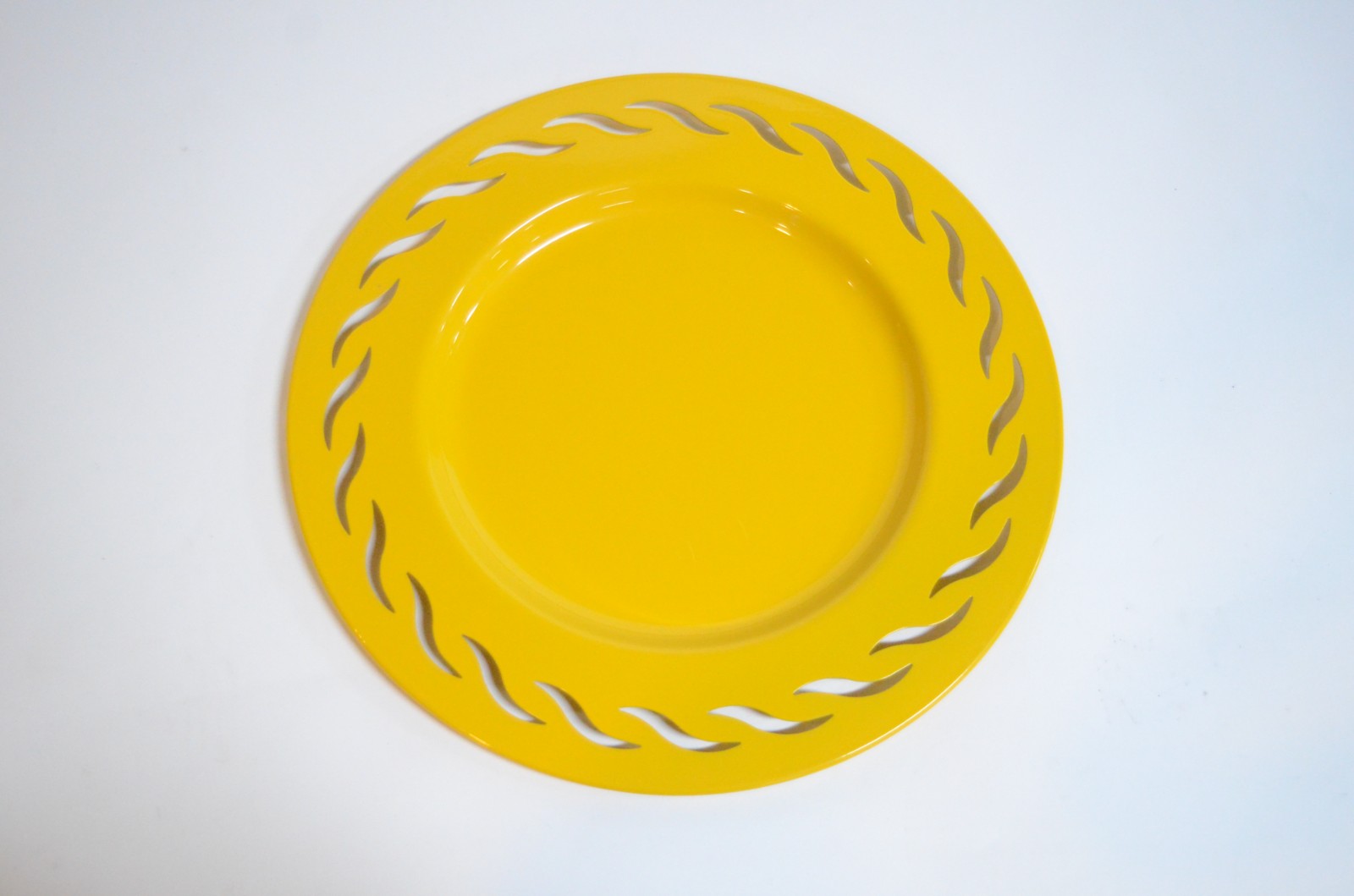 Conjunto com 12 souplats de metal pintados de amarelo, bordas com... - foto 4 de 7