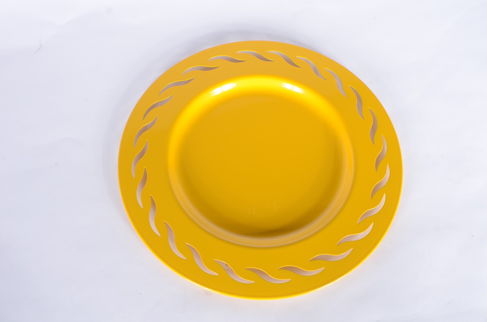 Conjunto com 12 souplats de metal pintados de amarelo, bordas com... - foto 5 de 7