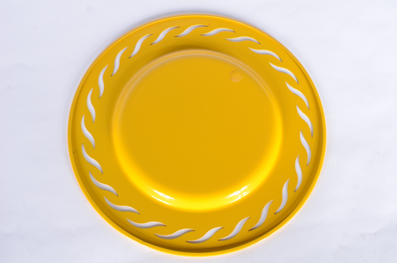 Conjunto com 12 souplats de metal pintados de amarelo, bordas com... - foto 6 de 7