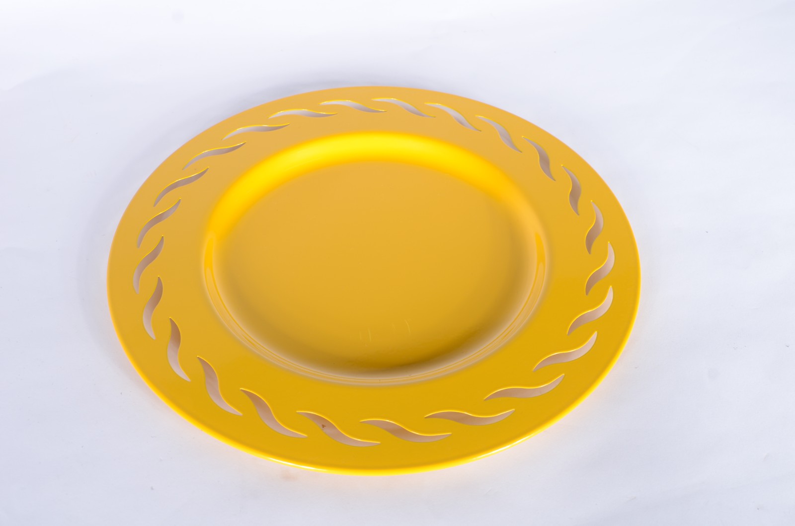 Conjunto com 12 souplats de metal pintados de amarelo, bordas com... - foto 7 de 7
