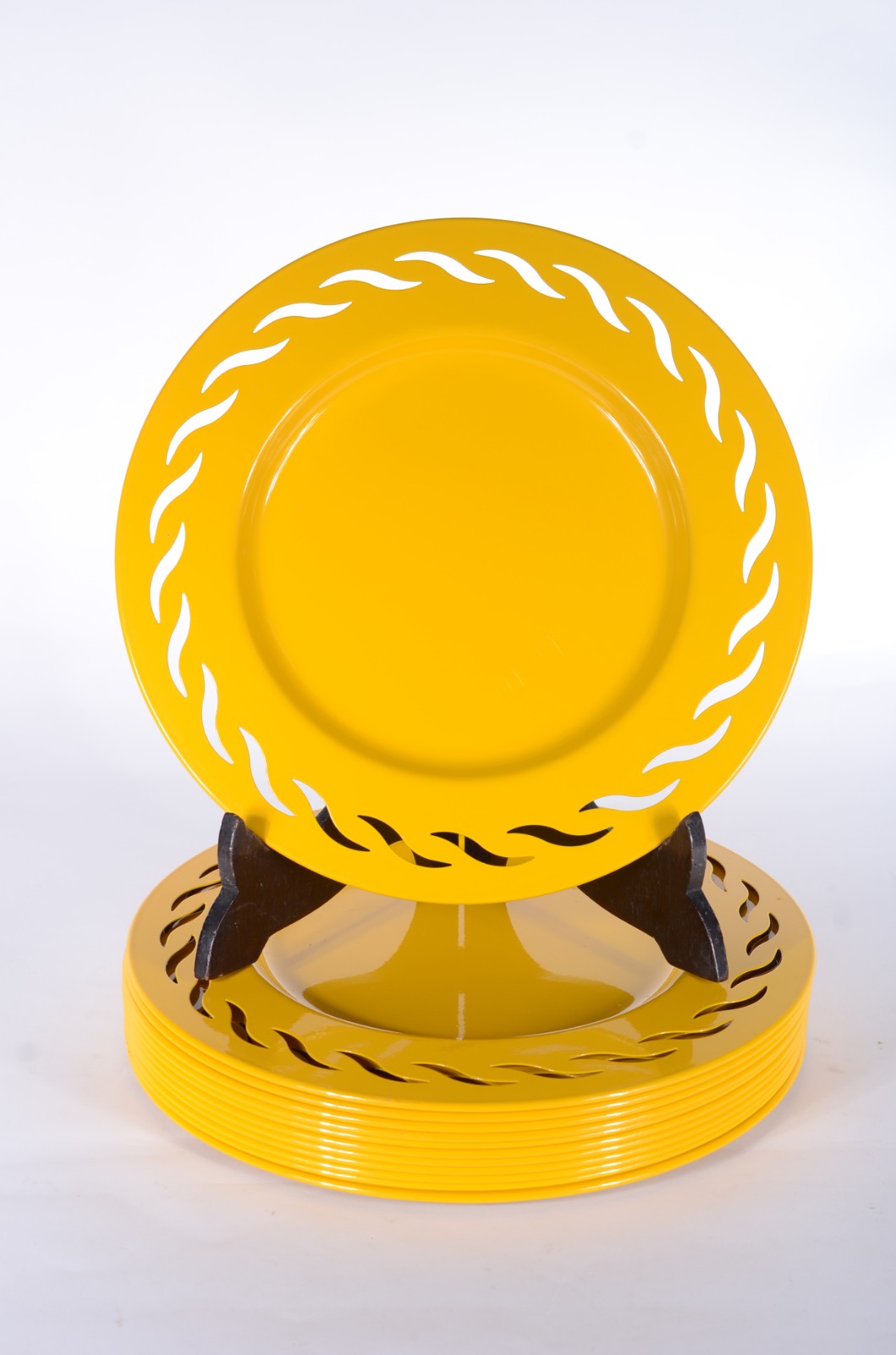 Conjunto com 12 souplats de metal pintados de amarelo, bordas com... - foto 2 de 7