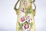 Vaso de porcelana Art Nouveau com flores em rel... - Vaso de porcelana Art Nouveau com flores em relevo. Bicados e base com pequeno lascado.