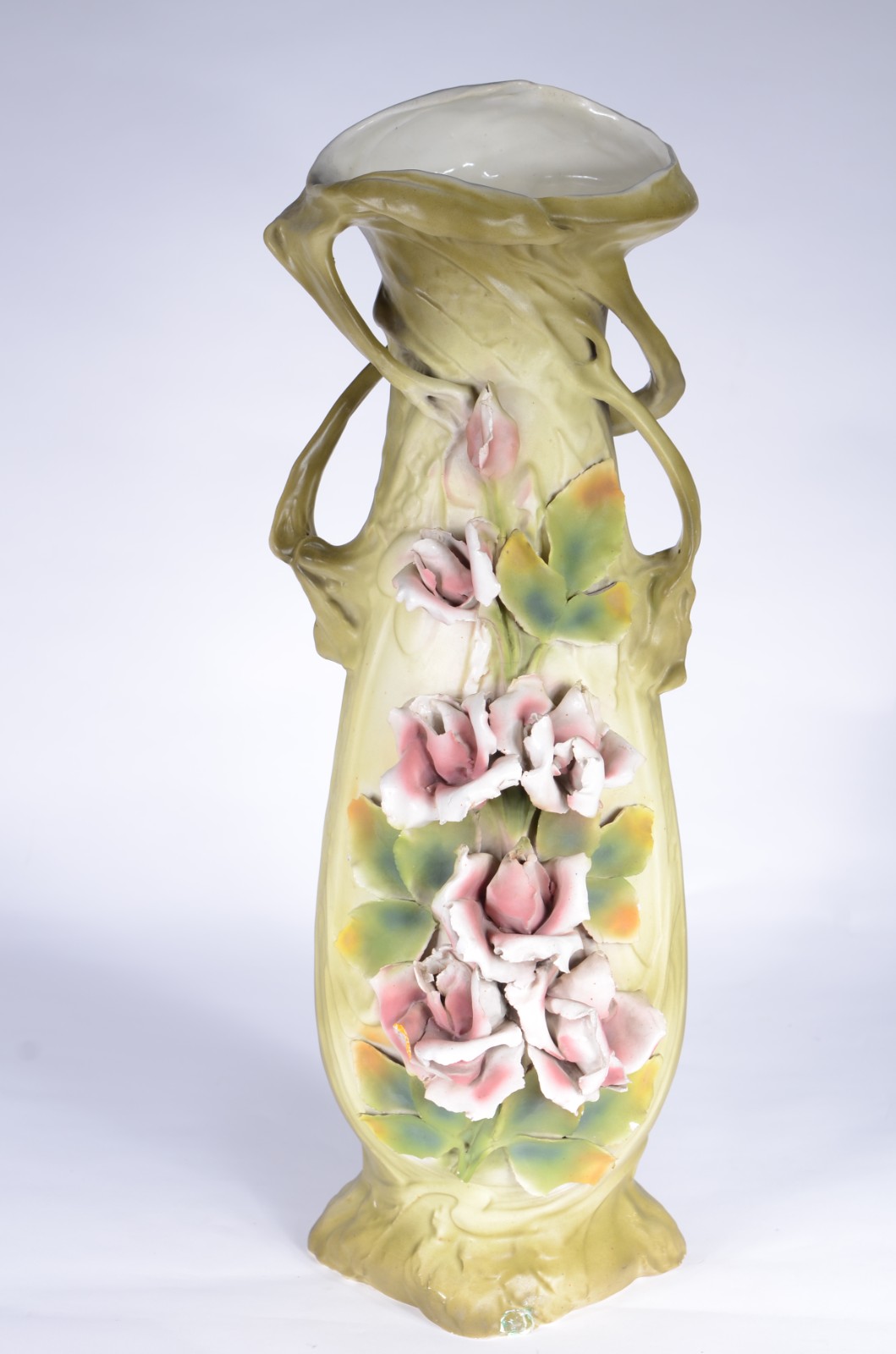 Vaso de porcelana Art Nouveau com flores em relevo. Bicados e base... - foto 1 de 8