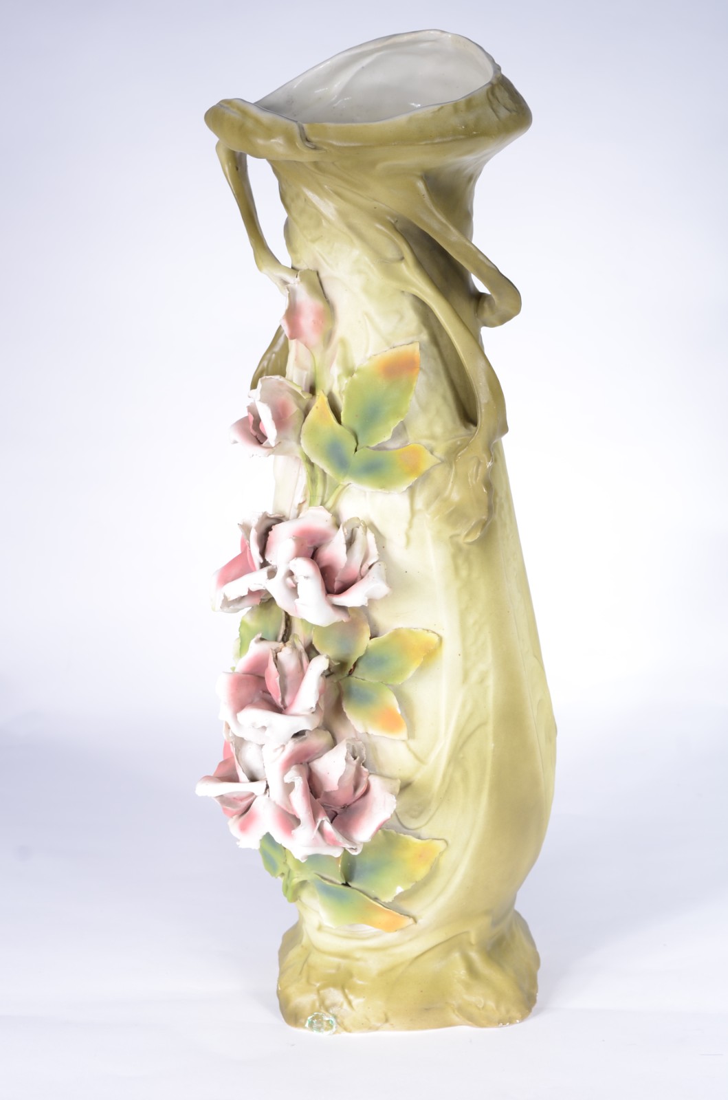 Vaso de porcelana Art Nouveau com flores em relevo. Bicados e base... - foto 2 de 8