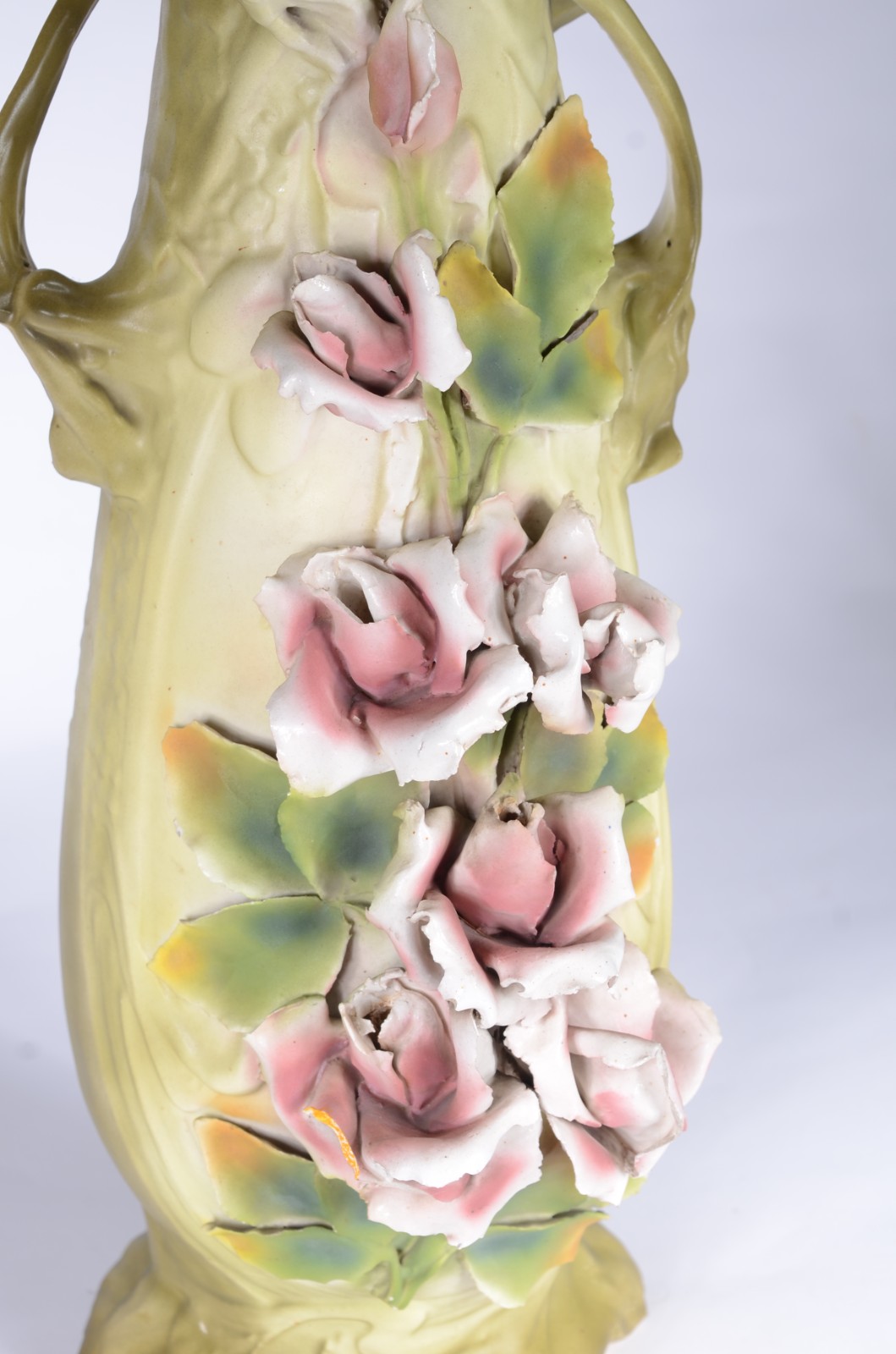 Vaso de porcelana Art Nouveau com flores em relevo. Bicados e base... - foto 3 de 8